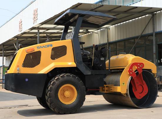 压路机前有钢轮后有轮胎，压实更平整